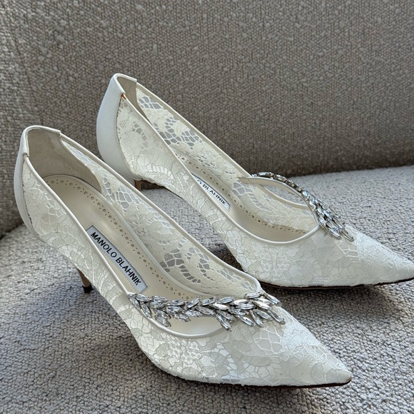 MANOLO BLAHNIK | EU 40
NADIRA WHITE LACE 90 CRYSTAL-EMBELLISHED PUMPS | BRIDAL - Picture 7 of 9